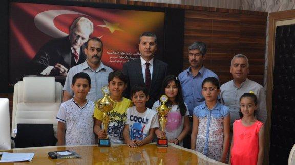 Kaşgarlı Mahmut İlkokulu Masa tenisinde şampiyonluklar aldı