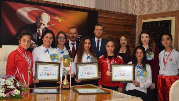 Mehmet Uygun Mesleki ve Teknik Anadolu Lisesi E twinning projesi kapsamında Ulusal Kalite Etiketi ve Avrupa Kalite Etiketi ödülünü kazanmıştır