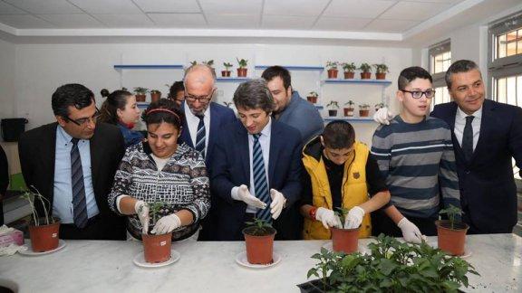 Şahinbey Özel Eğitim Merkezi ve Turgut Özal Ortaokulunu Ziyaret Ettiler