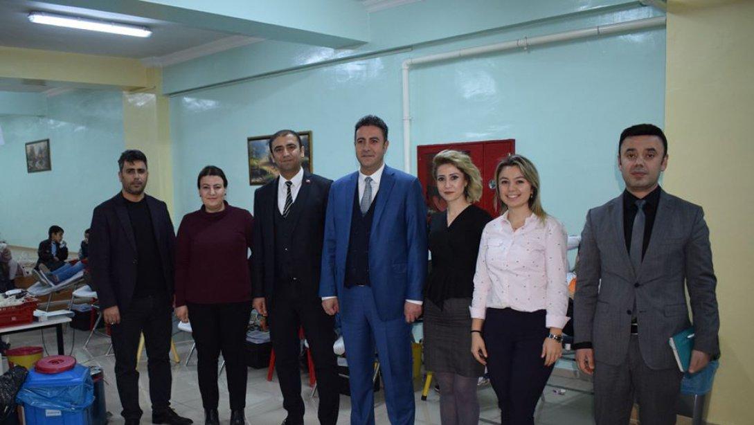 İlçe Milli Eğitim Müdürümüz Erdal KILINÇ, Dr.Cemil Karslığil İlkokulunu ziyaret ederek Kan Bağışı kampanyasına destek verdi.