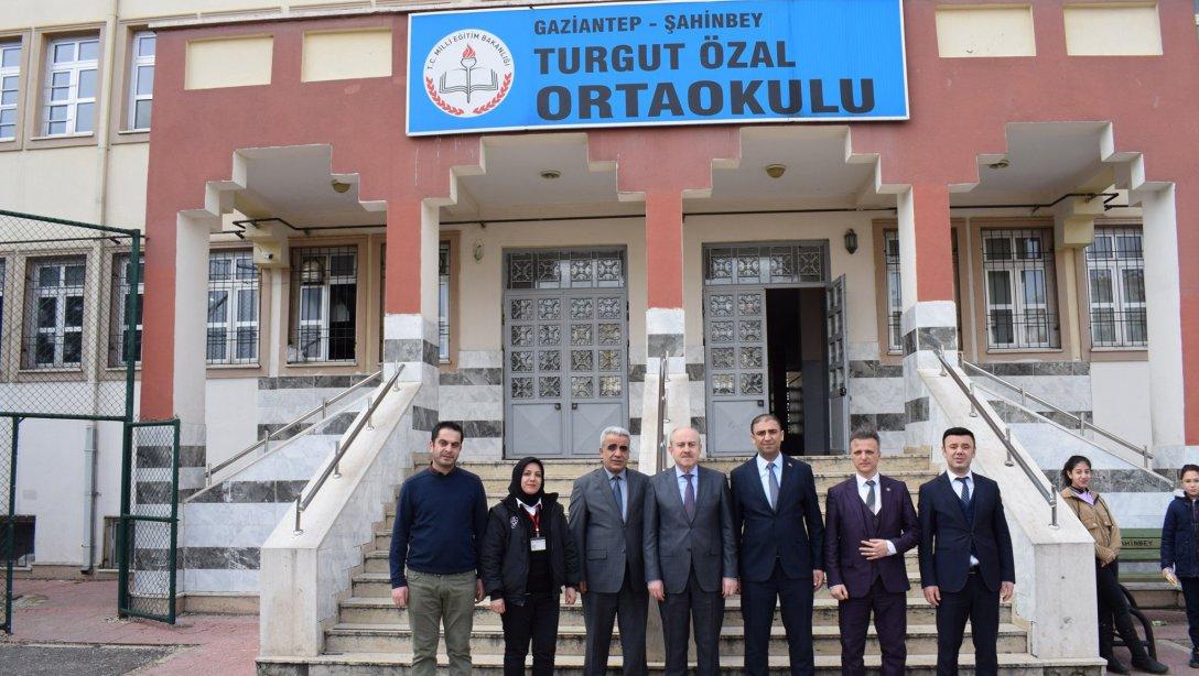 Kaymakamımız Cemalettin YILMAZ ve İlçe Milli Eğitim Müdürümüz Erdal KILINÇ, Turgut Özal Ortaokulunu ziyaret ederek öğretmen ve öğrenciler ile bir araya geldiler.