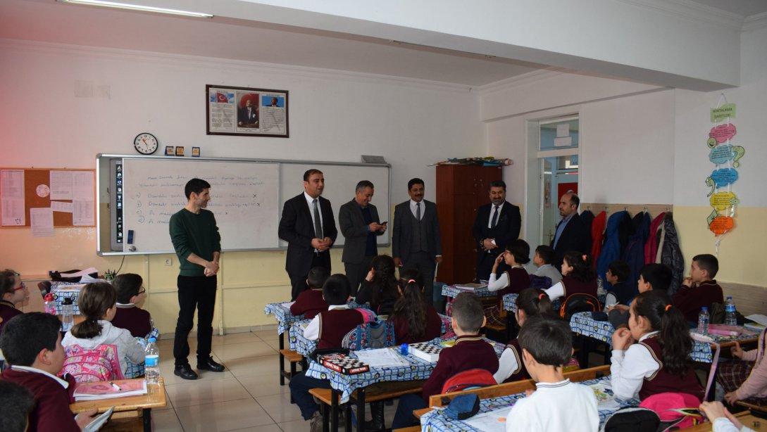 Mehmet Şahin Batmazoğlu İlkokulunu ziyaret eden İlçe Milli Eğitim Müdürümüz Sn. Erdal KILINÇ, öğrenci ve öğretmenlerle bir süre sohbet ederek okuldaki projeler hakkında bilgi aldılar.