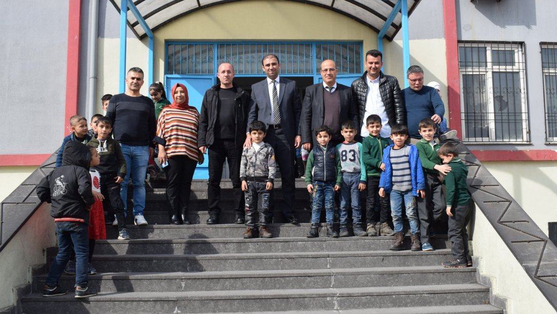 İlçe Müdürümüz Sn. Erdal KILINÇ, Şube Müdürü Mehmet İLBEY'le birlikte Emine Ulusoy İlkokulunu ziyaret ederek öğretmenlerle bir araya geldiler.