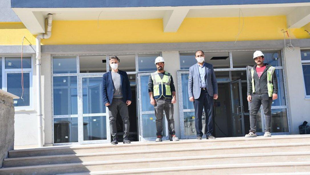 İlçe Milli Eğitim Müdürümüz Sn. Erdal KILINÇ ve Şb. Müdürümüz Erkan AKLAP, inşaatı devam eden okullarımızı ziyaret ederek yetkililerden çalışmalar hakkında bilgi aldılar.