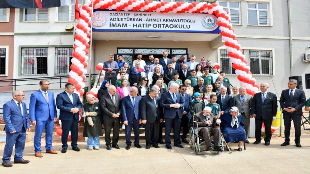 Adile Türkan-Ahmet Arnavutoğlu tarafından yaptırılan okulumuzun resmî açılış töreni gerçekleştirildi.