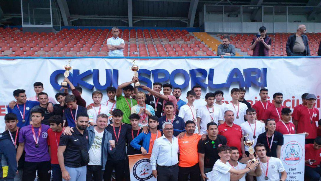 Kayseri'de düzenlenen 2021-2022 Eğitim Öğretim Yılı Okulsporları Liseler Türkiye Atletizm Şampiyonasında Adil Sani Konukoğlu Spor Lisesi Erkek Takımı Türkiye Şampiyonu oldu.