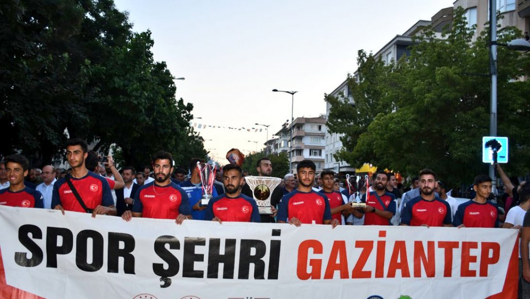  #SporşehriGaziantep'in Şampiyon Takımları İçin Kortej Yürüyüşü