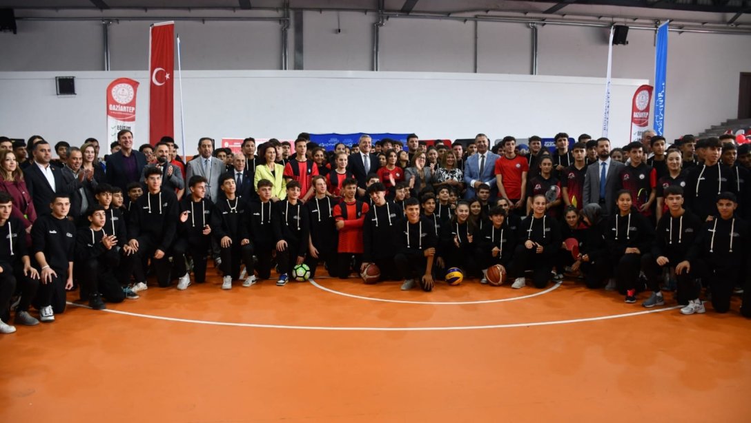 Adil Sani Konukoğlu Spor Lisesi Spor Malzemesi Dağıtım Töreni