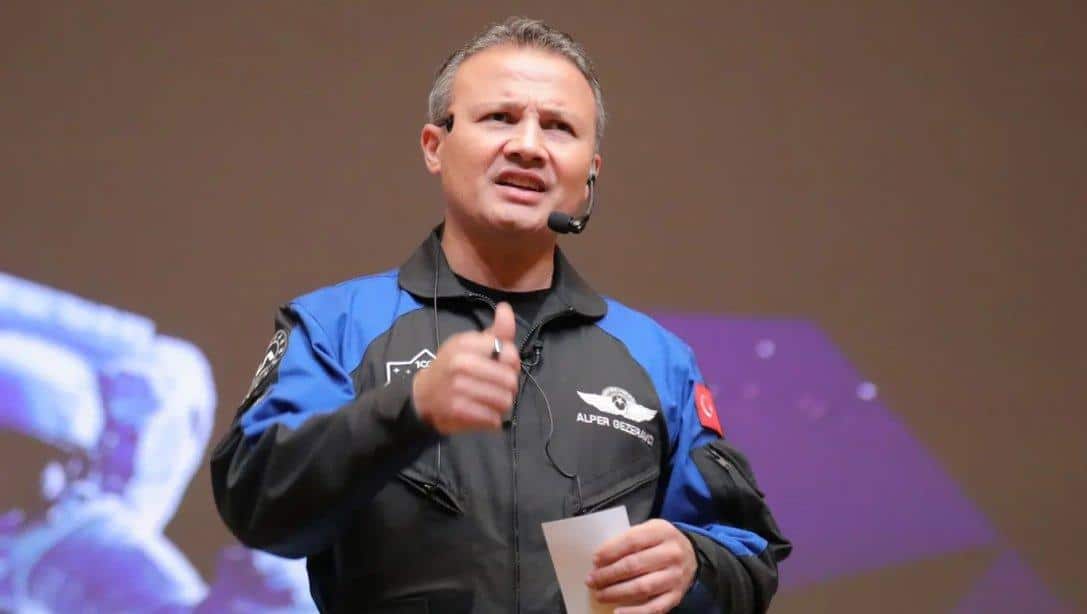 Türkiye'nin ilk astronotu Alper GEZERAVCI, Şahinbey Kongre ve Sanat Merkezi'nde geleceğin astronotları ile buluştu.