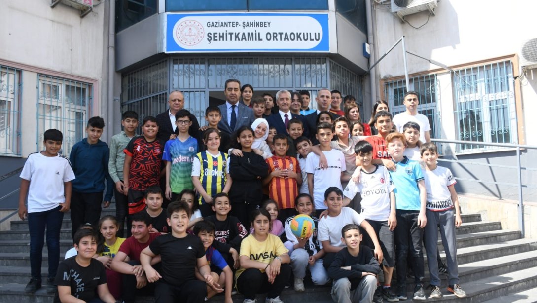 Şahinbey Belediye Başkanı Sn.Mehmet Tahmazoğlu Şehitkamil Ortaokulu'nu Ziyaret Etti.