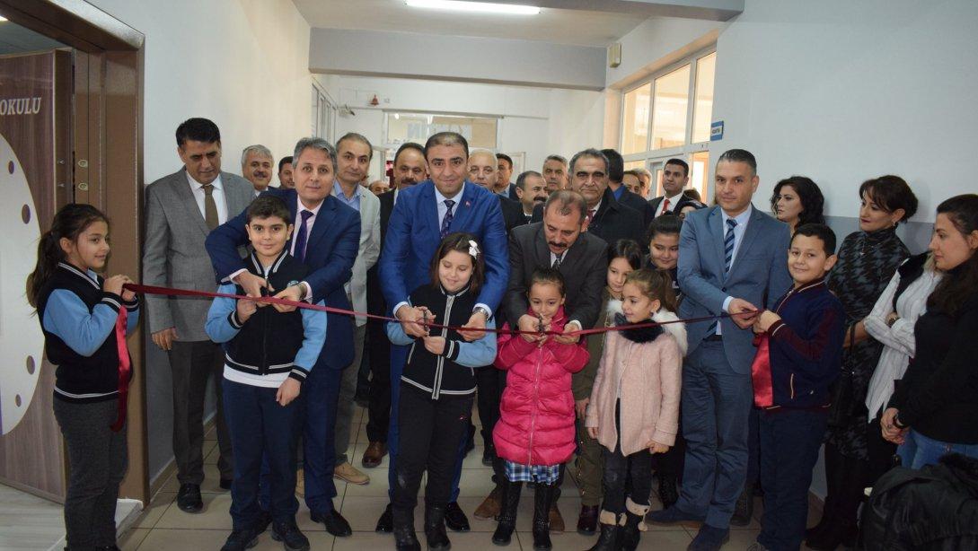 İlçe Milli Eğitim Müdürümüz Erdal KILINÇ ve şube müdürleri Tahsin Yentur İlkokulunu ziyaret ederek konferans salonunun açılışını gerçekleştirdiler.