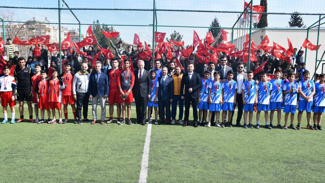 Spor Şehri Gaziantep Projesi kapsamında düzenlenen turnuvada Valimiz Sayın Davut GÜL, Şehit Yakup Özel Ortaokulu futbol turnuvası final müsabakasını izleyerek öğrencilere madalya ve kupalarını takdim ettiler.