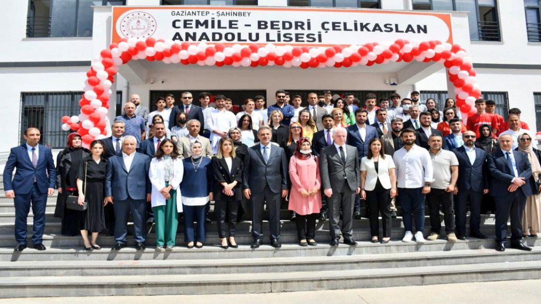 Çelikaslan ailesi tarafından yaptırılan okulumuz Cemile Bedri Çelikaslan Anadolu Lisesi'nin resmî açılış töreni gerçekleştirildi.
