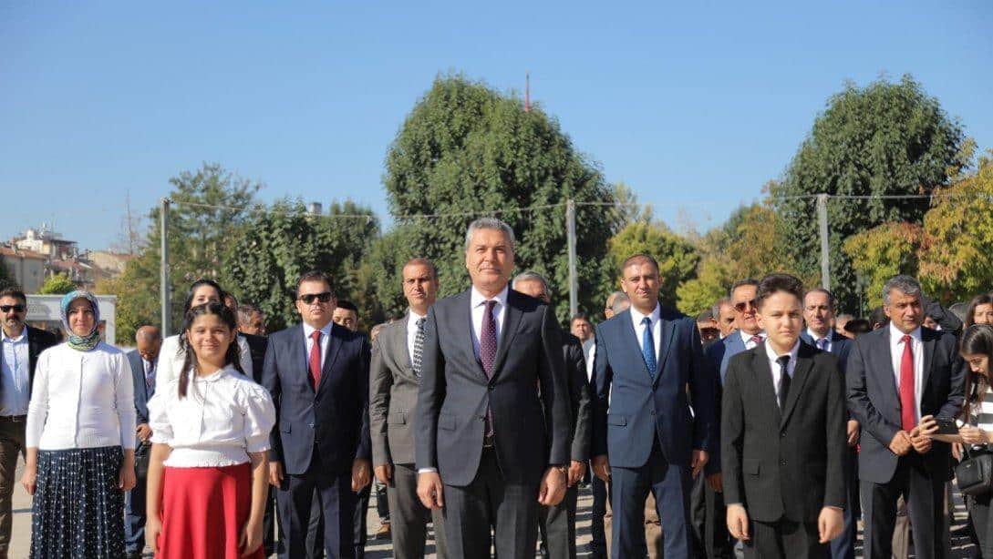 İlköğretim Haftası münasebetiyle 15 Temmuz Demokrasi Meydanındaki Atatürk Anıtına çelenk sunma programı yapıldı