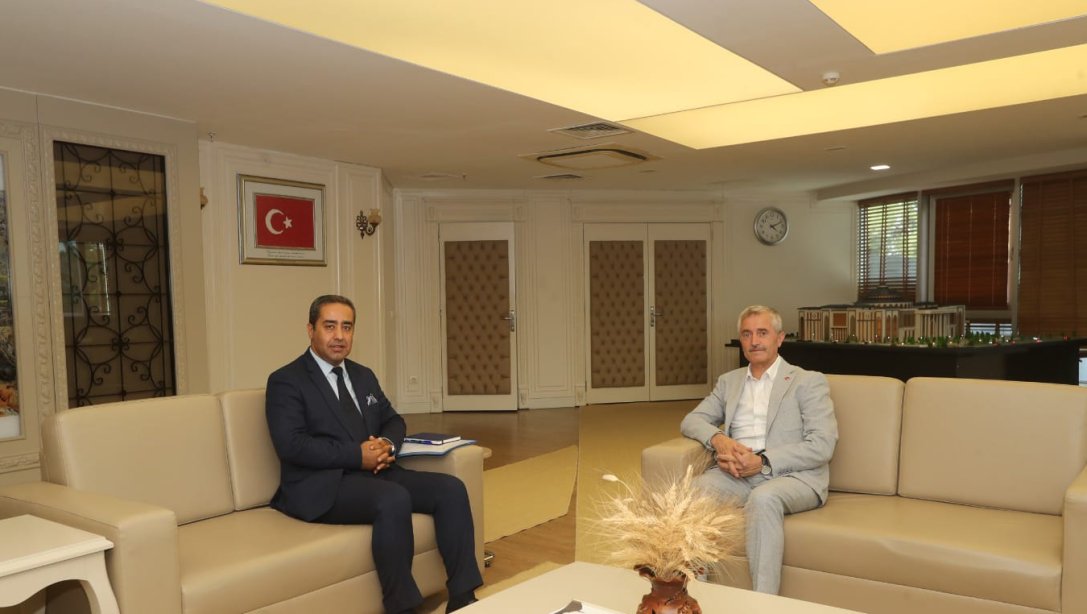 İlçe Milli Eğitim Müdürümüz Sayın Cemal GÜLİSTAN, Şahinbey Belediye Başkanımız Sayın Mehmet TAHMAZOĞLU'nu makamında ziyaret etti.