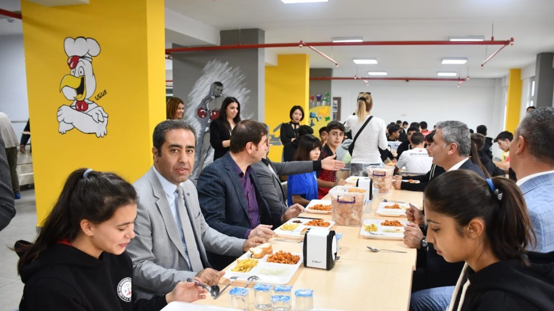 Adil Sani Konukoğlu Spor Lisesi öğrencileri ile öğle yemeği