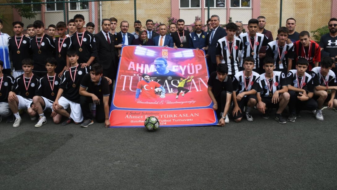 Deprem Şehidi Gaziantep Lisesi mezunu futbolcu Ahmet Eyüp Türkaslan anısına futbol turnuvası Gaziantep Lisemizde düzenlendi.
