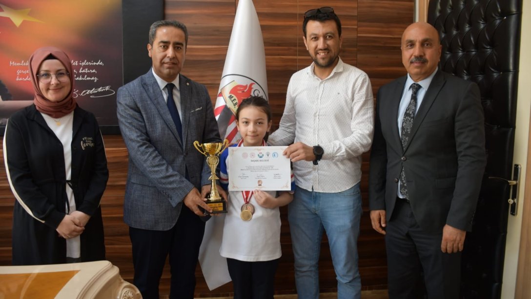 Türkiye Akıl ve Zeka Oyunları Turnuvasında Q-Bitz kategorisinde Türkiye 3.'sü olan öğrencimizi tebrik ederiz.