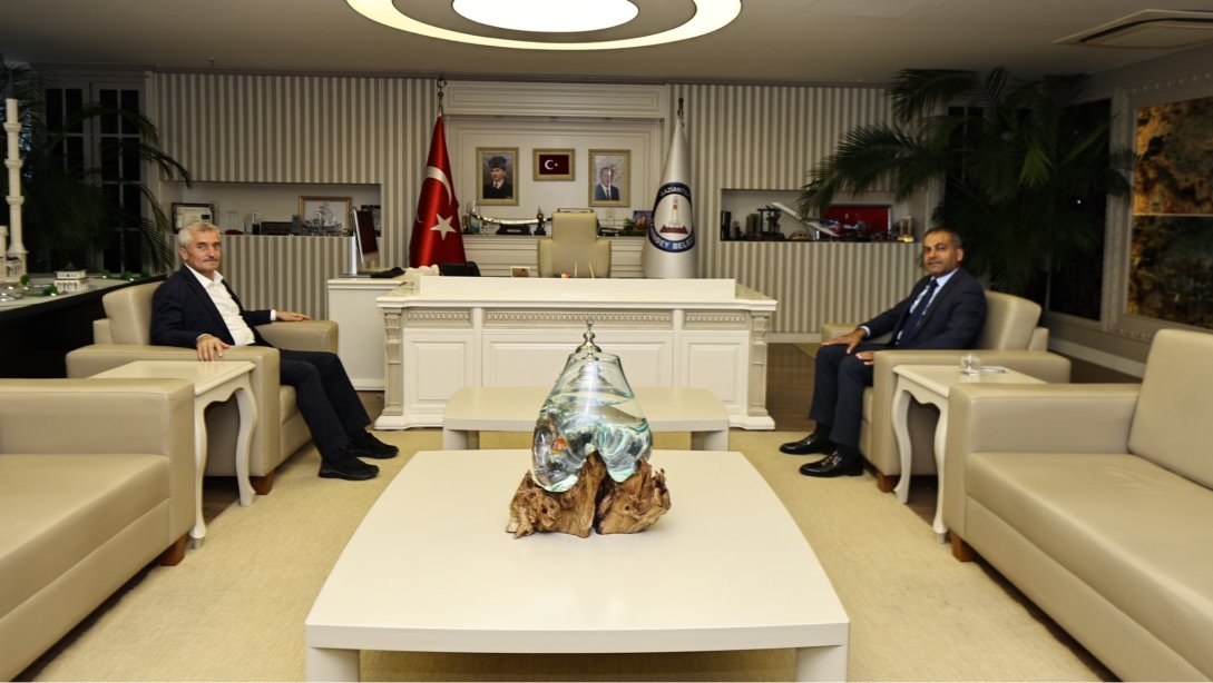 İlçe Millî Eğitim Müdürümüz Eyüp Güneş, Şahinbey Belediye Başkanımız Sayın Mehmet Tahmazoğlu'nu ziyaret etti.