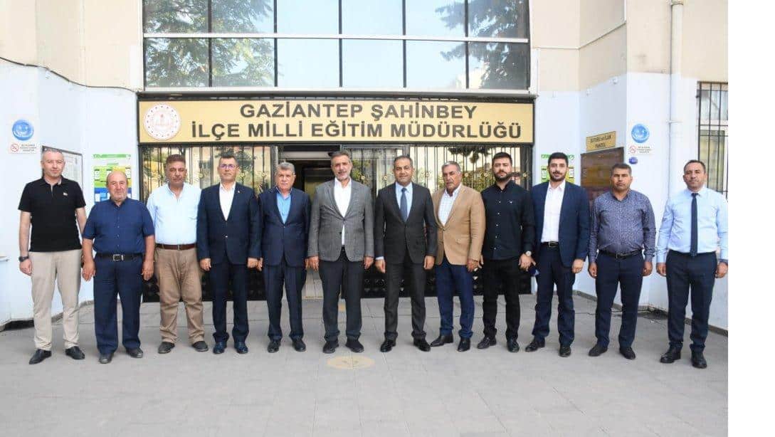 Gaziantep Milletvekili Sayın İrfan Çelikaslan ve beraberindeki heyet İlçe Millî Eğitim Müdürümüz Eyüp Güneş'i ziyaret ettiler.