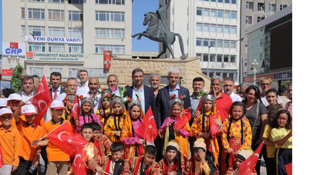 İl Millî Eğitim Müdürümüz Dr. Erdal Kılınç ve İlçe Millî Eğitim Müdürümüz Eyüp Güneş, GastroAntep Kültür Yolu Festivali'nin başlangıcını temsil eden kortej yürüyüşüne katıldı.