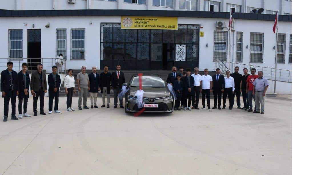 Toyota firması tarafından,  Mavikent Meslekî ve Teknik Anadolu Lisemize hibe edilen araç, İlçe Millî Eğitim Müdürümüz Eyüp Güneş, Şube Müdürlerimiz Abdullah Yılmaz ve Mehmet Özdemir, okul yönetimi, öğretmen ve öğrencilerimizin katıldığı törenle okulumuzun