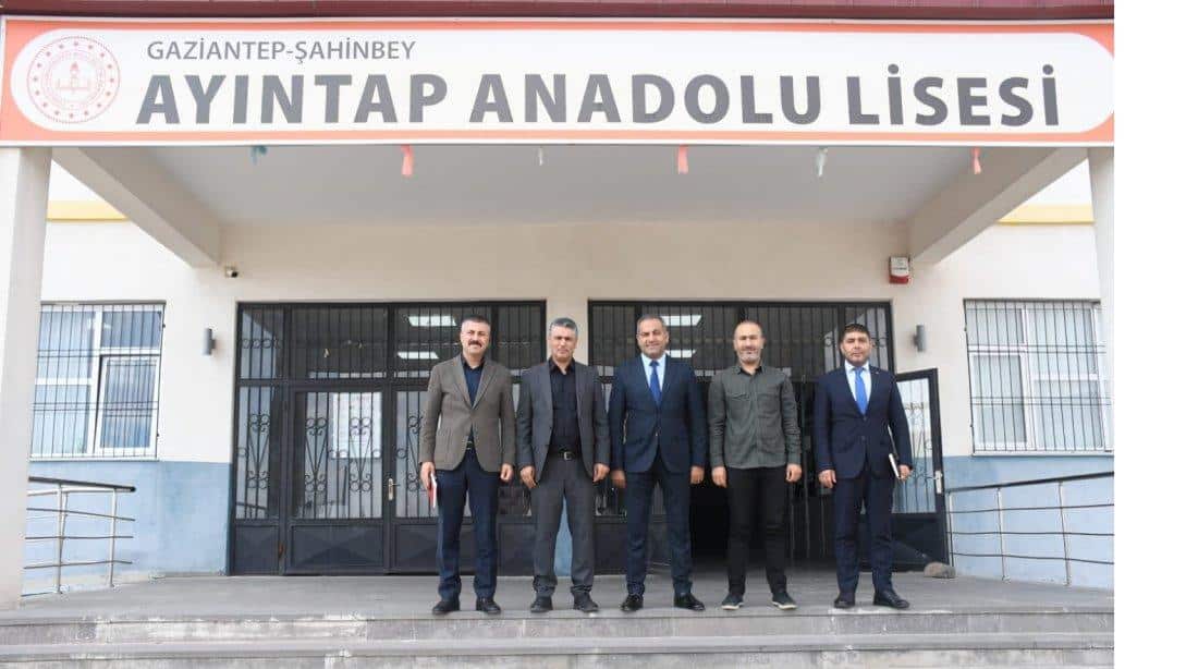 İlçe Millî Eğitim Müdürümüz Eyüp Güneş, Şube Müdürlerimiz Abdullah Yılmaz ve Mehmet Özdemir ile birlikte,  Ayıntap Anadolu Lisesinde görevli öğretmenlerimizle bir araya gelerek toplantı gerçekleştirdi.