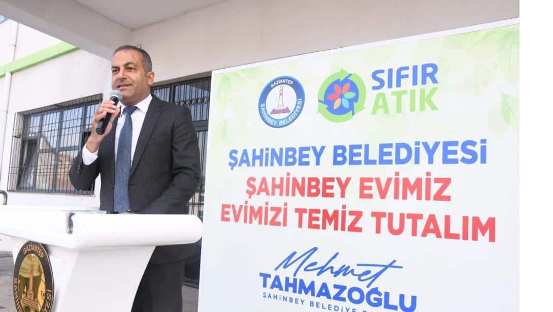 Şahinbey Belediye Başkanımız Sn.Mehmet Tahmazoğlu ve İlçe Millî Eğitim Müdürümüz Eyüp Güneş, öğretmen ve öğrencilerimizle temizlik etkinliklerinde bir araya geldiler.