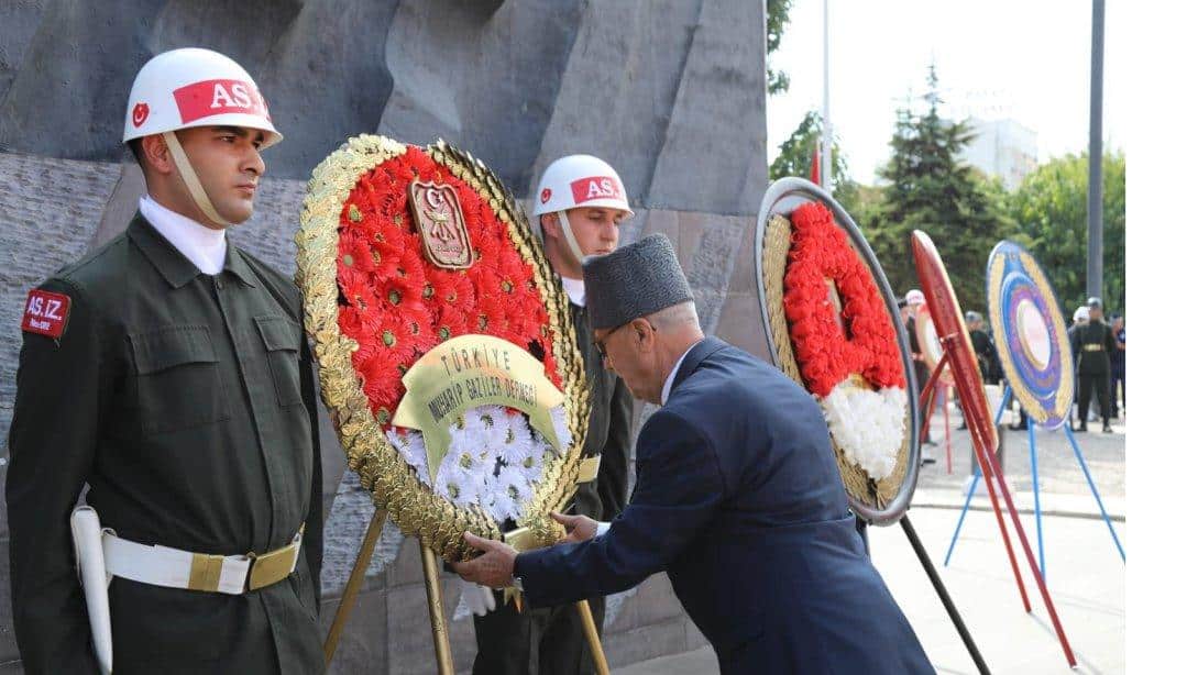 İlçe Millî Eğitim Müdürümüz Eyüp Güneş, 19 Eylül Gaziler Günü münasebeti ile düzenlenen gurur yürüyüşü ve çelenk sunma törenine katıldı.