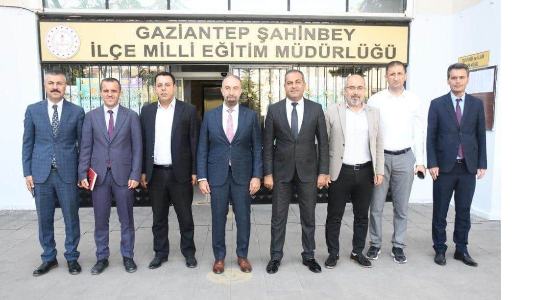 Oğuzeli İlçe Millî Eğitim Müdürü Burhan Yüksel ve Şube Müdürleri, Müdürümüz Eyüp Güneş'e hayırlı olsun ziyaretinde bulundular.