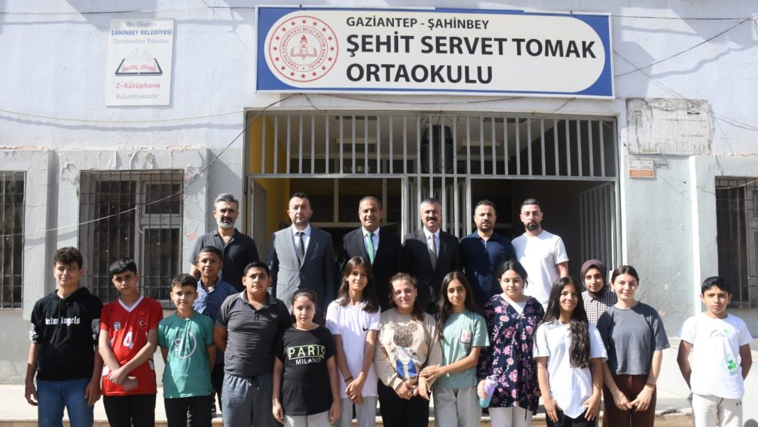 İlçe Millî Eğitim Müdürümüz Eyüp Güneş, Şehit Servet Tomak Ortaokulunu ziyaret ederek öğrenci, öğretmen ve okul yöneticilerimizle bir araya geldiler.