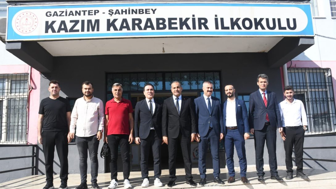 İlçe Millî Eğitim Müdürümüz Eyüp Güneş, Şube Müdürlerimiz İrfan Şan ve Mehmet Özdemir'le birlikte Kazım Karabekir İlkokulunu ziyaret ederek öğrencilerimiz, öğretmenlerimiz ve okul yönetimiyle bir araya geldiler.