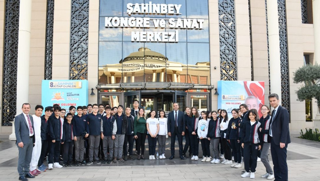 İlçe Millî Eğitim Müdürümüz Eyüp Güneş, Şube Müdürlerimiz Fatih Türkhan ve İrfan Şan ile birlikte Şahinbey 8. Kitap Günleri Fuarı'nı ziyaret eden öğrencilerimizle bir araya geldiler.