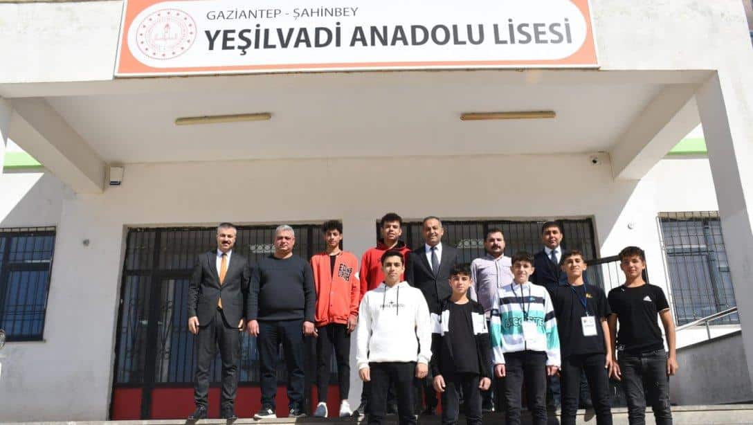 İlçe Millî Eğitim Müdürümüz Eyüp Güneş, Şube Müdürlerimiz Abdullah Yılmaz ve Mehmet Özdemir ile birlikte Yeşilvadi Anadolu Lisesini ziyaret ederek öğrencilerimiz, öğretmenlerimiz ve okul yönetimiyle bir araya geldiler.