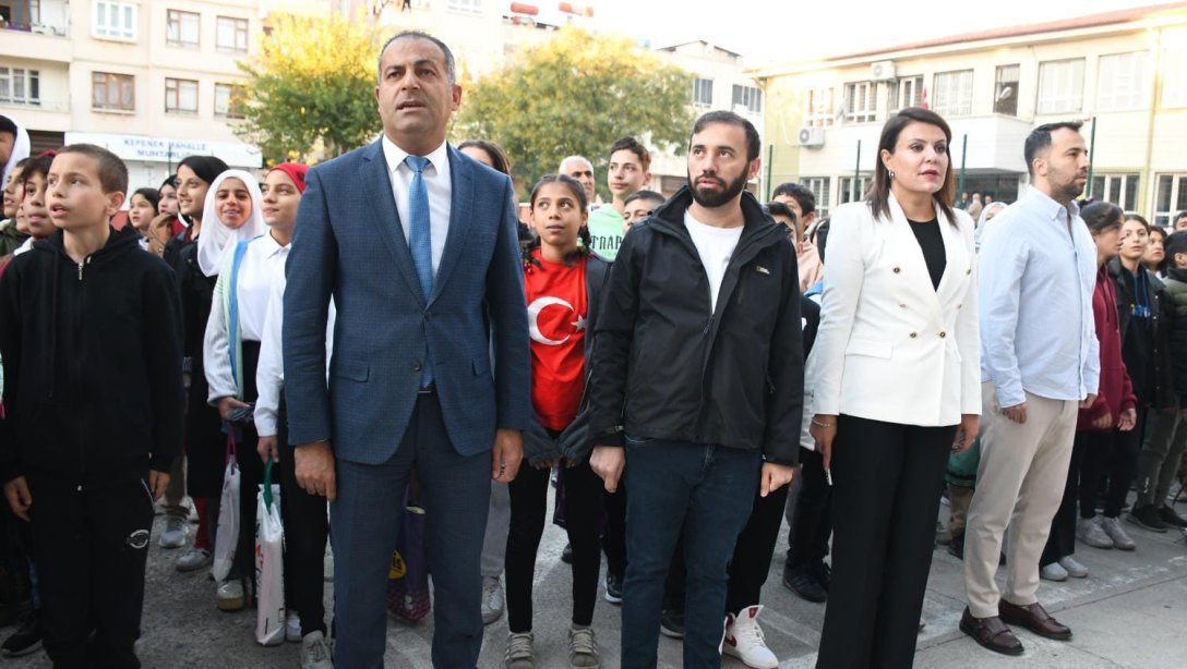 İlçe Milli Eğitim Müdürümüz Eyüp Güneş, Şube Müdürlerimiz İrfan Şan ve Mehmet Özdemir ile birlikte 29 Ekim Cumhuriyet Bayramı arifesinde İstiklal İlkokulu-Ortaokulunda eğitim ailemizle İstiklal Marşı okudular. 