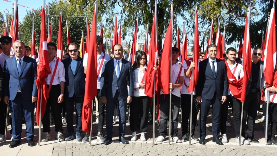 İlçe Millî Eğitim Müdürümüz Eyüp Güneş, 15 Temmuz Demokrasi Meydanında 29 Ekim Cumhuriyet Bayramı Çelenk Sunma Töreni'ne katıldı.