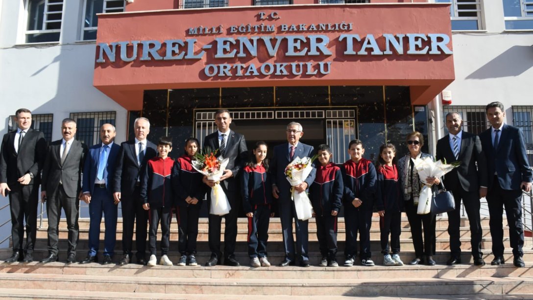 İlçe Millî Eğitim Müdürümüz Eyüp Güneş, İl Millî Eğitim Müdürümüz Dr. Erdal Kılınç ve hayırsever Nurel-Enver Taner; Nurel-Enver Taner Ortaokulunda öğrenci, öğretmen ve okul yöneticileri ile bir araya geldiler.