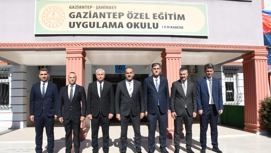 İlçe Millî Eğitim Müdürümüz Eyüp Güneş, Şube Müdürlerimiz Behçet Kurt, Mehmet Özdemir ve İrfan Şan ile birlikte Gaziantep Özel Eğitim Uygulama Okulunda öğrencilerimizin sergilediği Cumhuriyet Bayramı gösterilerini izlediler.