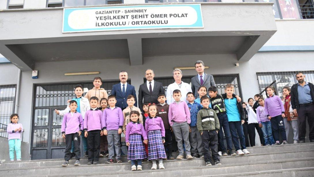 İlçe Millî Eğitim Müdürümüz Eyüp Güneş, Şube Müdürlerimiz İrfan Şan ve Mehmet Özdemir ile birlikte Yeşilkent Şehit Ömer Polat İlkokulu-Ortaokulu öğretmen ve okul yöneticileri ile bir araya geldiler. 