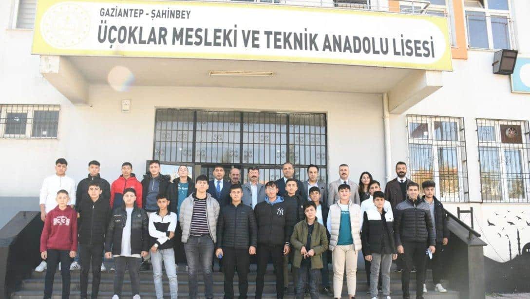 İlçe Millî Eğitim Müdürümüz Eyüp Güneş, Şube Müdürlerimiz Abdullah Yılmaz ve Mehmet Özdemir ile birlikte Üçoklar MTAL'de öğrenci, öğretmen ve okul yöneticileri ile bir araya geldiler.