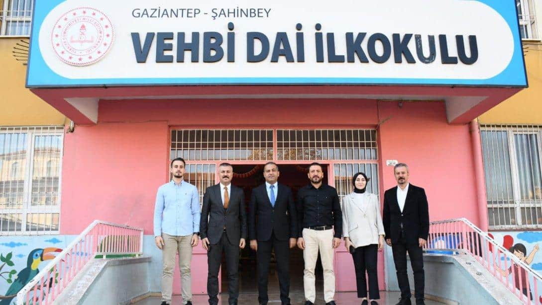 İlçe Millî Eğitim Müdürümüz Eyüp Güneş ve Şube Müdürümüz Mehmet Özdemir, Vehbi Dai İlkokulu öğrenci, öğretmen ve okul yöneticileri ile bir araya geldiler. İlçe Millî Eğitim Müdürümüz Eyüp Güneş okul kantininde satılan ürünleri inceledi.