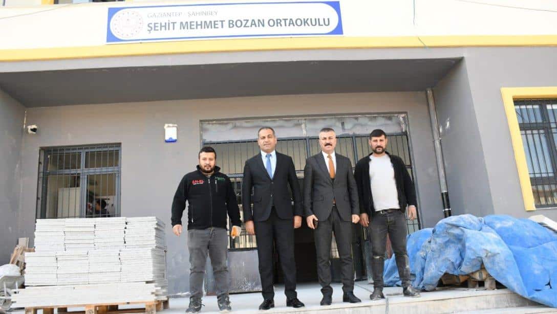 İlçe Millî Eğitim Müdürümüz Eyüp Güneş ve Şube Müdürümüz Mehmet Özdemir yapımı devam eden Şehit Mehmet Bozan Ortaokulunun inşaat sahasında incelemelerde bulundular.