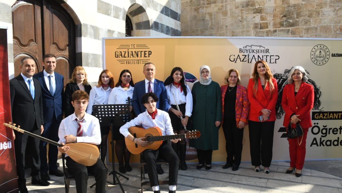 Valimiz Sayın Kemal Çeber, Neslihan Çeber Hanımefendi, İl Millî Eğitim Müdürümüz Dr. Erdal Kılınç ve İlçe Millî Eğitim Müdürümüz Eyüp Güneş, Ömer Ersoy Kültür Merkezinde Gaziantep Öğretmen Akademileri Açılış Programı'na katıldılar.