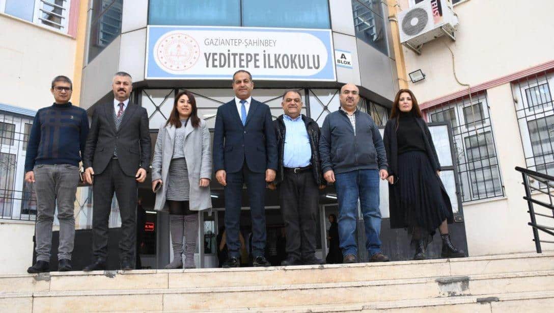 İlçe Millî Eğitim Müdürümüz Eyüp Güneş ve Şube Müdürümüz Mehmet Özdemir, Yeditepe İlkokulunu ziyaret ederek okul yönetimi ve öğretmenlerimizle bir araya geldiler. Müdürümüz Eyüp Güneş kantinde satılan ürünleri inceledi.