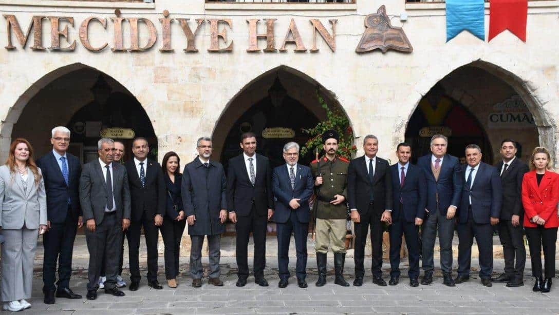 Millî Eğitim Bakan Yardımcımız Sayın Ömer Faruk Yelkenci,İl Millî Eğitim Müdürümüz Dr. Erdal Kılınç ve İlçe Müdürümüz Eyüp Güneş, Gaziantep Öğretmen Akademileri'nin tanıtım toplantısında öğretmenlerle bir araya geldiler.