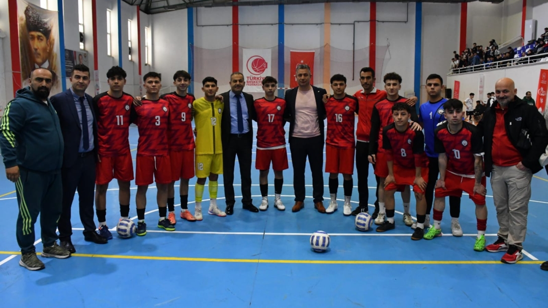 İlçe Milli Eğitim Müdürümüz Eyüp Güneş, Okul Sporları Futsal Finalleri ve Gazi Oyunları 3X3 Basketbol müsabakalarını izledi. Müdürümüz müsabakaların ardından sporcularımıza ödüllerini takdim etti.